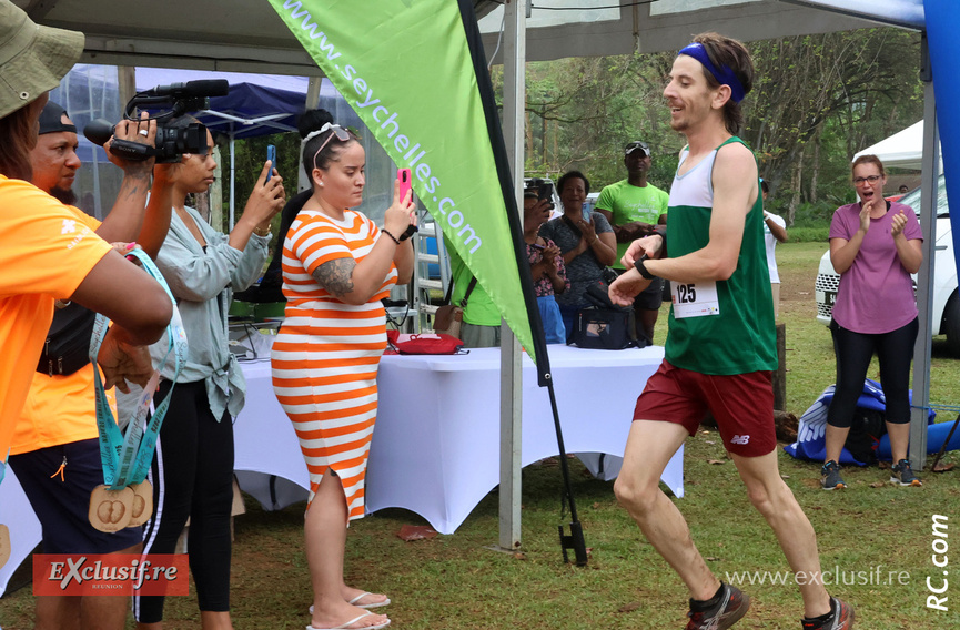 L'arrivée victorieuse de Wiqar Ahamad Nasir L'arrivée victorieuse de Wiqar Ahamad Nasir