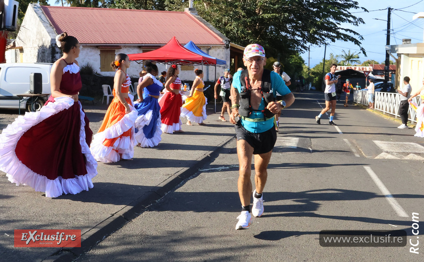 Le Roi du Grand Raid entre deux rangées de danseuses: c'est la fête Le Roi du Grand Raid entre deux rangées de danseuses: c'est la fête