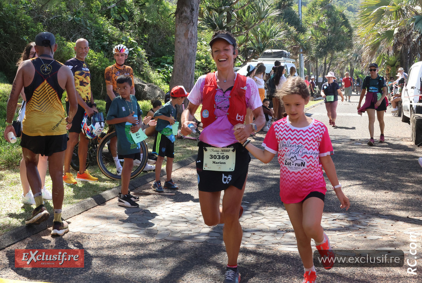 La grande dame des Foulées de Manapany 2025 en compagnie de sa fille Mahée La grande dame des Foulées de Manapany 2025 en compagnie de sa fille Mahée