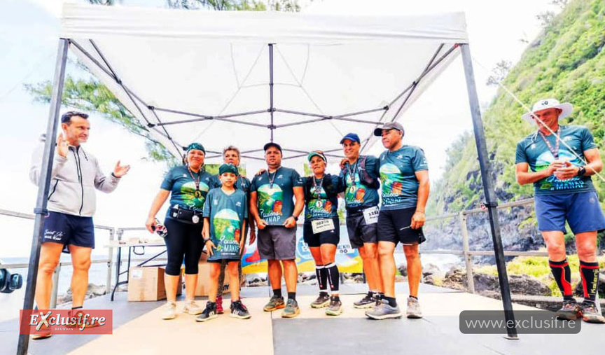La famille de Jean-Pierre Hoareau applaudie sur le podium, aux côtés de joël Chenin, président de Saint-Jo Trail Team