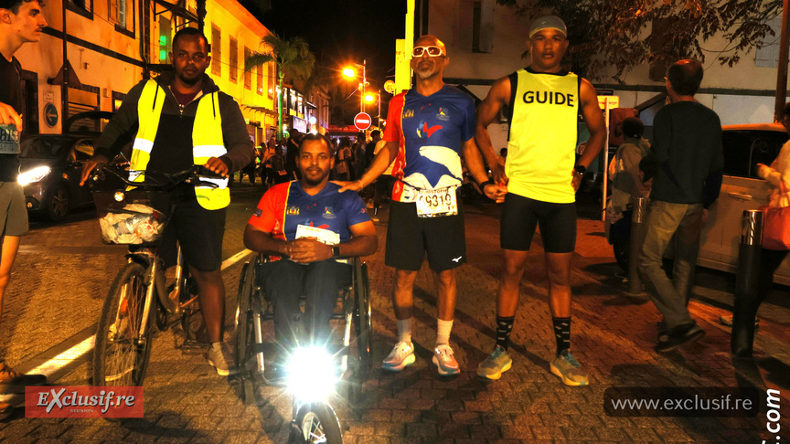 Kévin Velprat en fauteuil et son frère jumeau Jérôme (à vélo), et Christophe Amabaye, non-voyant et son guide Armand Sautron, sous les couleurs du CAPC