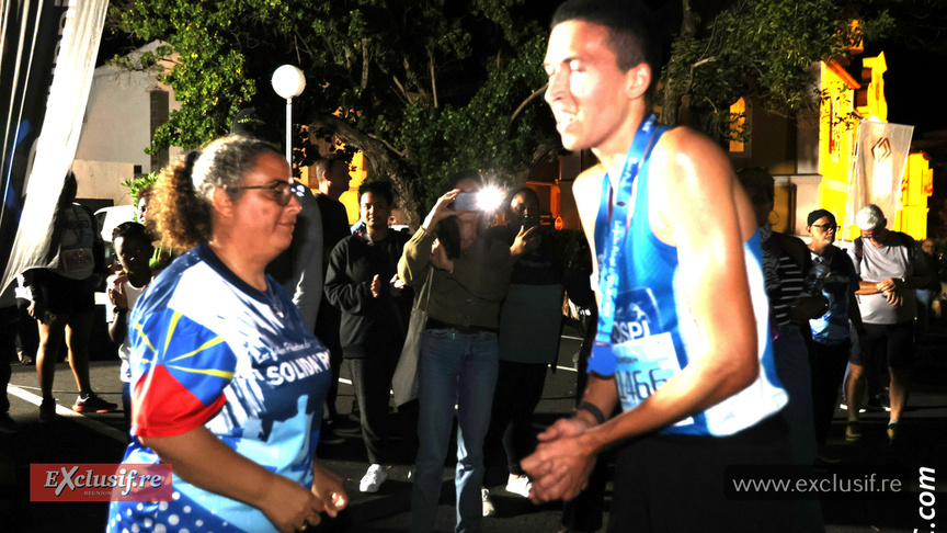 Annick de l'APHSP accueille les coureurs à l'arrivée Annick de l'APHSP accueille les coureurs à l'arrivée