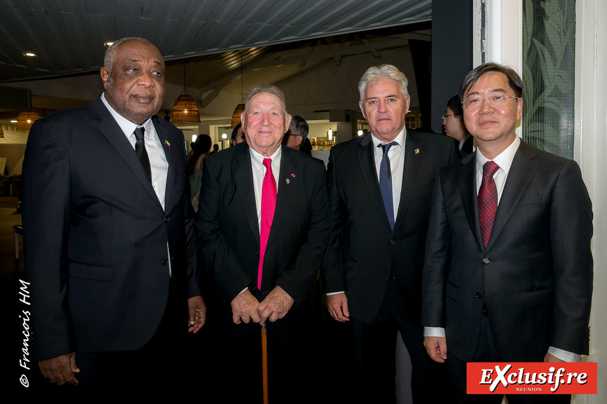 Soirée du 76e Anniversaire de la Fondation de la République Populaire de Chine Soirée du 76e Anniversaire de la Fondation de la République Populaire de Chine