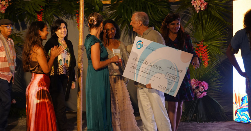 Didier Entrein a reçu son chèque lors du  Festival du Livre de Trou d'Eau Douce (Maurice)