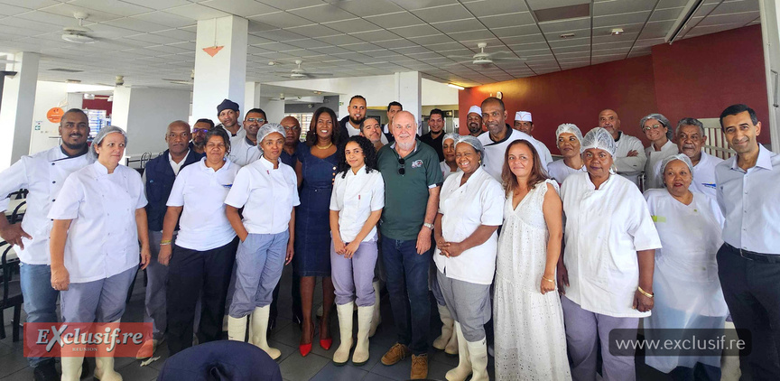 Avec les équipes qui onr préparé les repas du jour Avec les équipes qui onr préparé les repas du jour