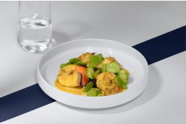 Queues de camarons poêlées, sauce curry coco, riz vénéré et fèves, l'un des plats proposés en Business sur Air France Queues de camarons poêlées, sauce curry coco, riz vénéré et fèves, l'un des plats proposés en Business sur Air France