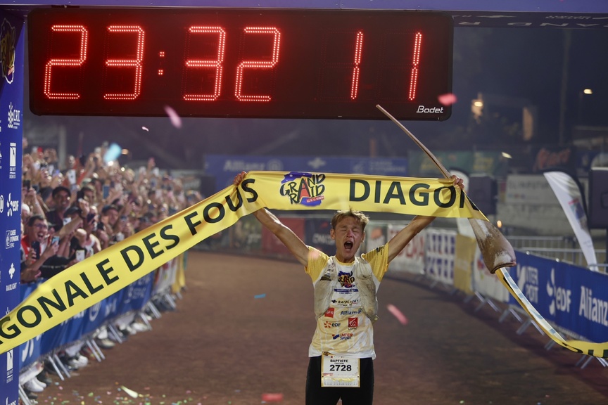 Baptiste Chassagne passe la ligne d'arrivée à La Redoute vendredi soir