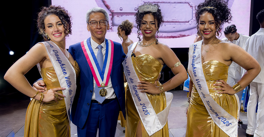 Patrice Thien Ah Koon, maire du Tampon, entouré des lauréates: Maurane Hoarau, 1ère dauphine, Hérine Lafable, Miss Ville du Tampon 2025, et Camille Séroc, 2ème dauphine Patrice Thien Ah Koon, maire du Tampon, entouré des lauréates: Maurane Hoarau, 1ère dauphine, Hérine Lafable, Miss Ville du Tampon 2025, et Camille Séroc, 2ème dauphine