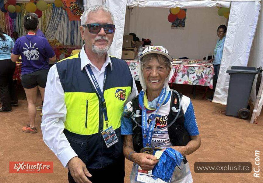 Doyenne de toutes les courses, Jacqueline Hoareau a bouclé le Trail de Bourbon dans les temps impartis. A 73 ans, elle assure qu'elle a encore de bonnes jambes. Avec les félicitations de Pierre Maunier, le Boss du Grand Raid Doyenne de toutes les courses, Jacqueline Hoareau a bouclé le Trail de Bourbon dans les temps impartis. A 73 ans, elle assure qu'elle a encore de bonnes jambes. Avec les félicitations de Pierre Maunier, le Boss du Grand Raid