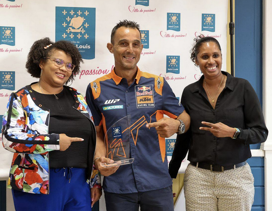 Juliana M'Doihoma, maire de Saint-Louis, Pascal Dorseuil, et Gaëlle Mouniama Coupan, adjointe déléguée aux sports (photo Ville de Saint-Louis)