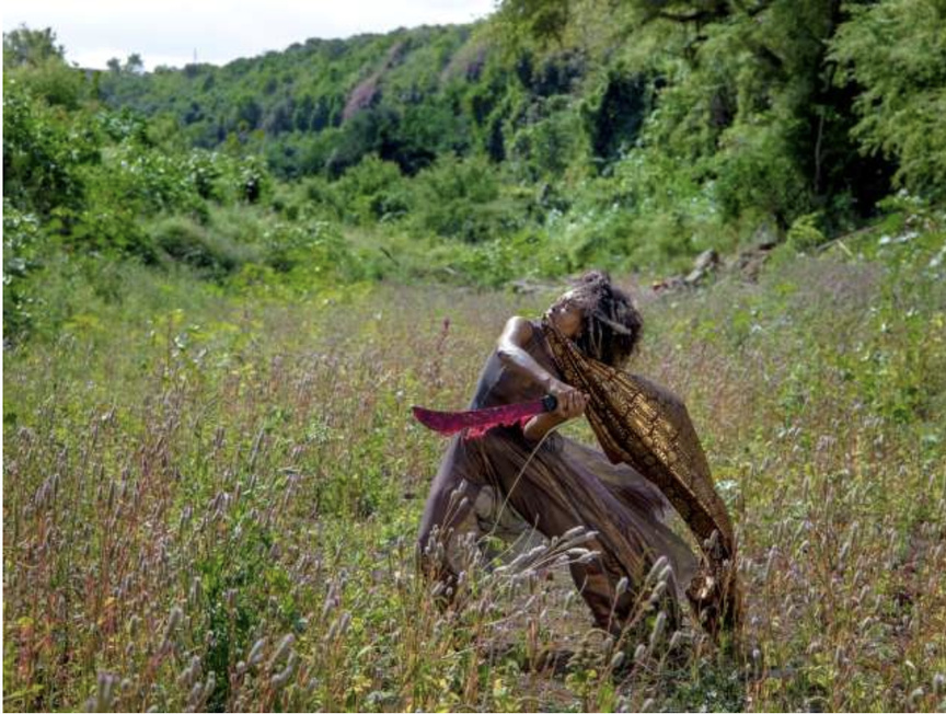 La photo de l'affiche de l'événement (photo Sandrine Turpin - interprète Nadjani Bulin - Direction artistique Lalanbik CDNC – Océan Indien)