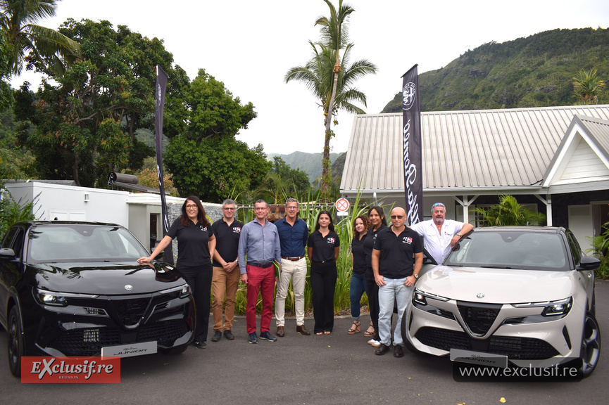 L'équipe JCA et Alfa Romeo devant les voitures L'équipe JCA et Alfa Romeo devant les voitures