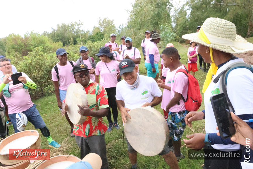 Initiation à la fabrication artisanale du tambour rodriguais, par M.Gentil, en compagnie du célèbre Waro qui a balisé les sentiers