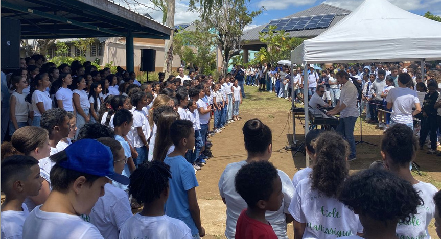 Elèves, parents et enseignants réunis pour dire NON au harcèlement Elèves, parents et enseignants réunis pour dire NON au harcèlement