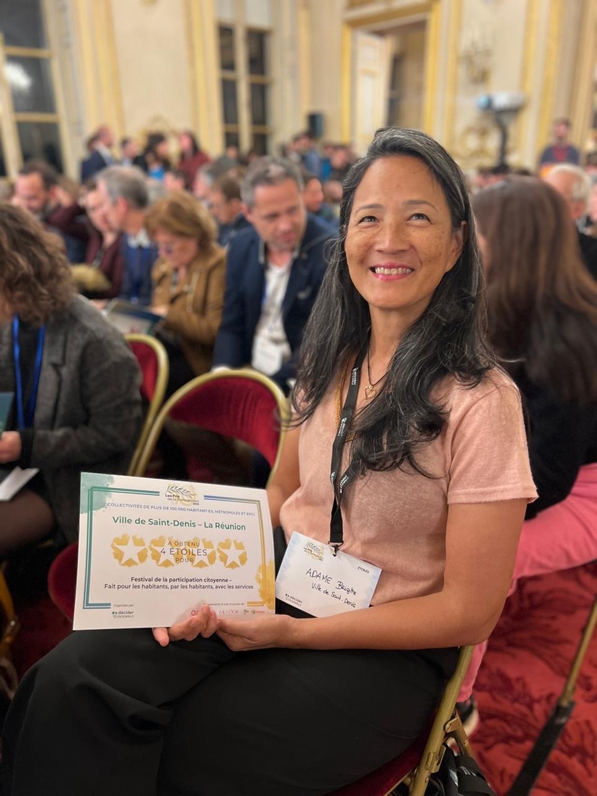 Brigitte Adame, 2ème adjointe à la mairie de Saint-Denis, avec le prix reçu au Palais du Luxembourg Brigitte Adame, 2ème adjointe à la mairie de Saint-Denis, avec le prix reçu au Palais du Luxembourg