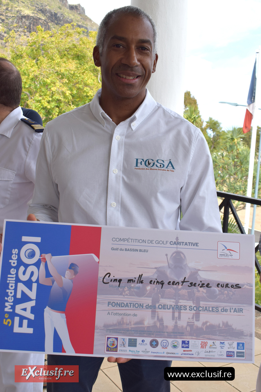 Laurent Alamélou a reçu le chèque pour l'association FOSA Laurent Alamélou a reçu le chèque pour l'association FOSA