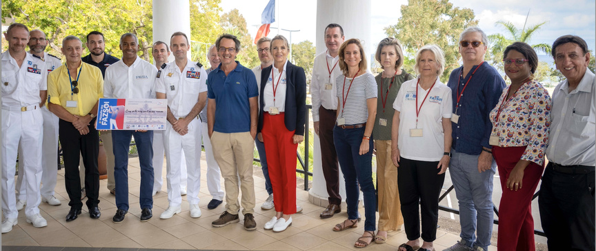 La photo de famille avec le général de division Jean de Monicault, les organisateurs, et les partenaires de l'événement