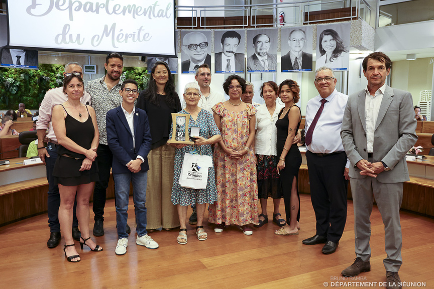Prix Départemental du Mérite à 10 Réunionnais.e.s: l’engagement citoyen reconnu Prix Départemental du Mérite à 10 Réunionnais.e.s: l’engagement citoyen reconnu
