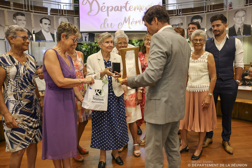 Prix Départemental du Mérite à 10 Réunionnais.e.s: l’engagement citoyen reconnu Prix Départemental du Mérite à 10 Réunionnais.e.s: l’engagement citoyen reconnu