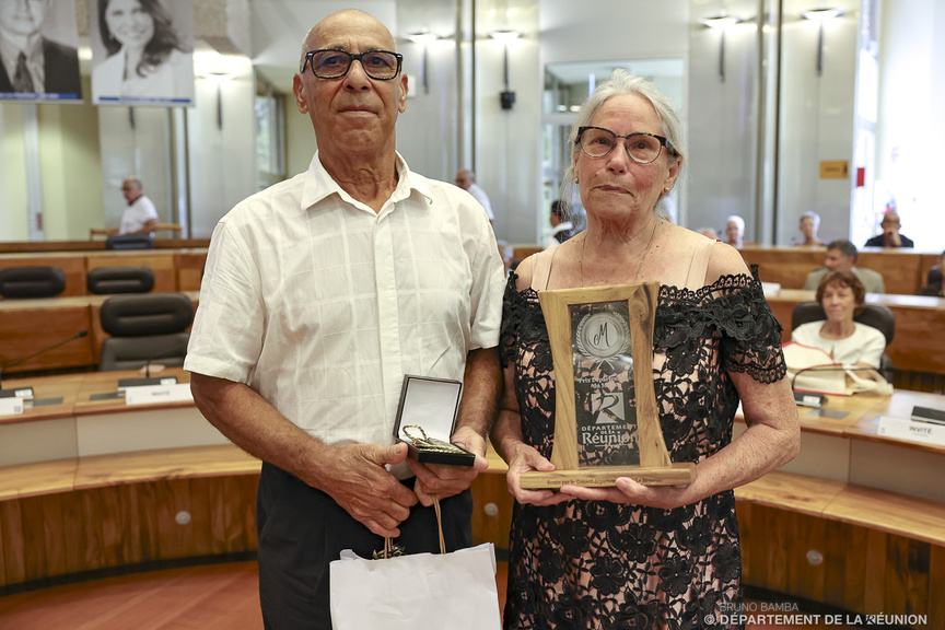 Prix Départemental du Mérite à 10 Réunionnais.e.s: l’engagement citoyen reconnu Prix Départemental du Mérite à 10 Réunionnais.e.s: l’engagement citoyen reconnu