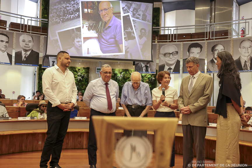 Prix Départemental du Mérite à 10 Réunionnais.e.s: l’engagement citoyen reconnu Prix Départemental du Mérite à 10 Réunionnais.e.s: l’engagement citoyen reconnu