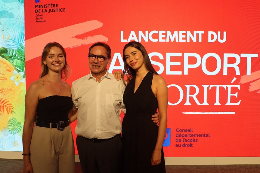 Didier Estèbe, directeur général adjoint du Crédit Agricole Réunion/Mayotte, avec Albane Cardoso et Maïa Desmier, du CDAD La Réunion