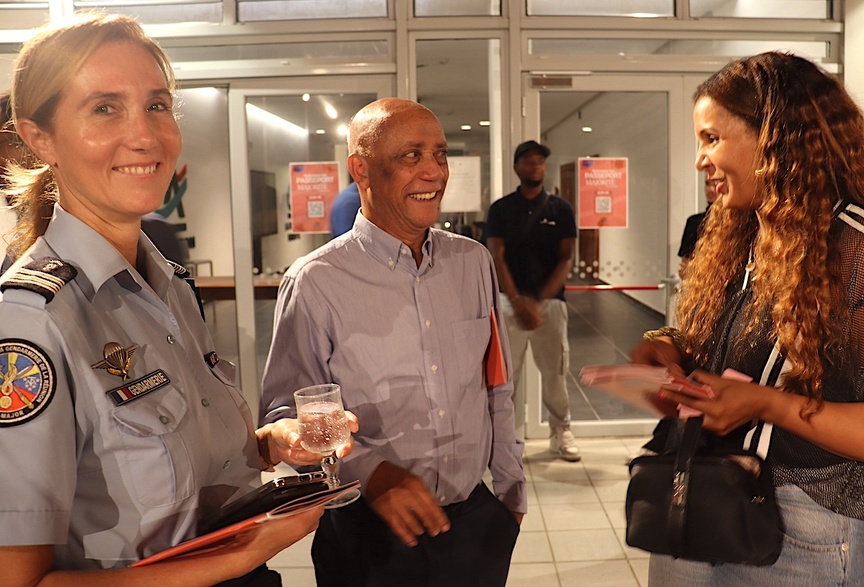 Jacques Lowinsky, président de la Commission Nationale Ultramarin des Missions Locales, avec les partenaires du Passeport Mobilité