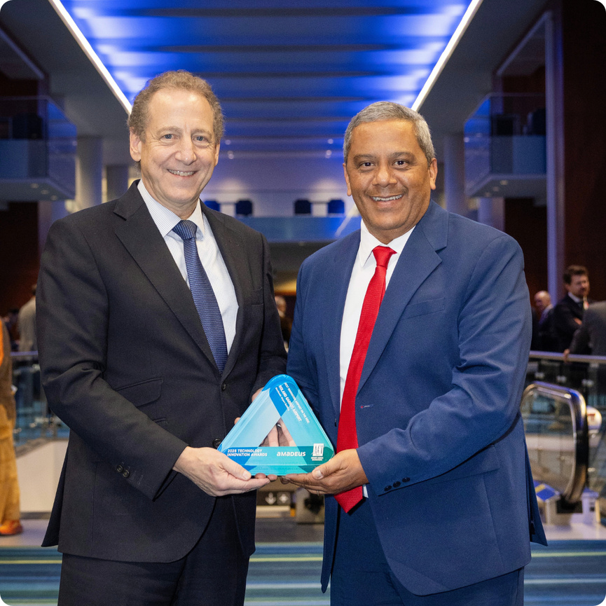 Justin Erbacci, Directeur Général de l’ACI World, a remis le prix à Fabrice Grondin, Directeur des Opérations et membre du Directoire de l’Aéroport La Réunion Roland Garros. Président de l'ACI Afrique