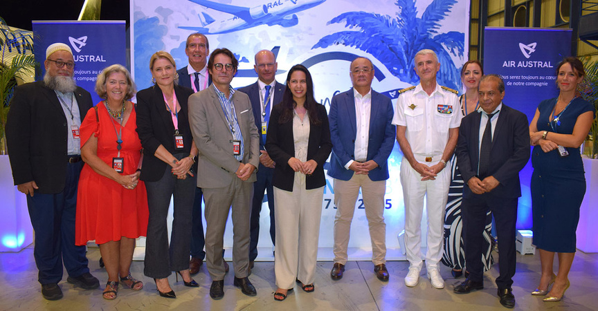 La photo de famille avec les responsables d'Air Austral et le représentant de la Région Réunion La photo de famille avec les responsables d'Air Austral et le représentant de la Région Réunion