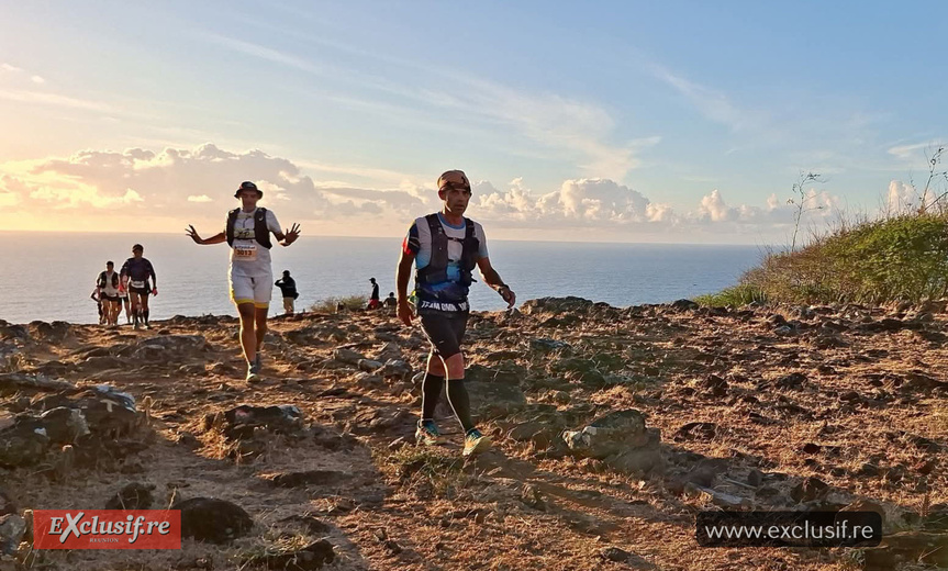 : En montagne, avec vue sur la mer et le soleil qui se lève : En montagne, avec vue sur la mer et le soleil qui se lève