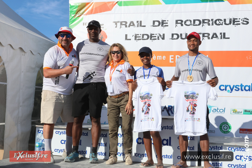 Marlène Chane See Chu a remis 2 billets d'avion à Briand François Fils et Anne-Marie John, pour le Trail du Volcan 2026. Aux côtés de Ludovic Collet et Pierre-Louis Elino de Morpho-Run