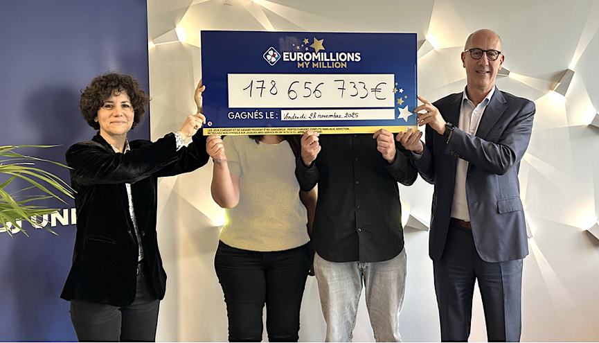 Isabelle Cesari, Responsable accompagnement et expérience gagnants de FDJ UNITED,  Charles Lantieri, Directeur général délégué de FDJ UNITED, et le couple d'heureux gagnants qui entend rester anonyme et on les comprend