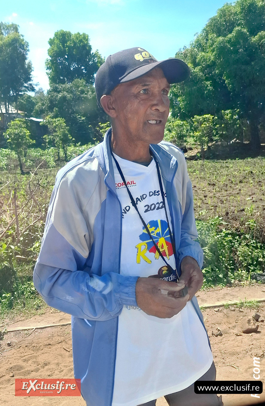 Tiens un maillot de Réunion Joëlletes Aventure ( RAJ) dans le village d'Ampefy de Mamy