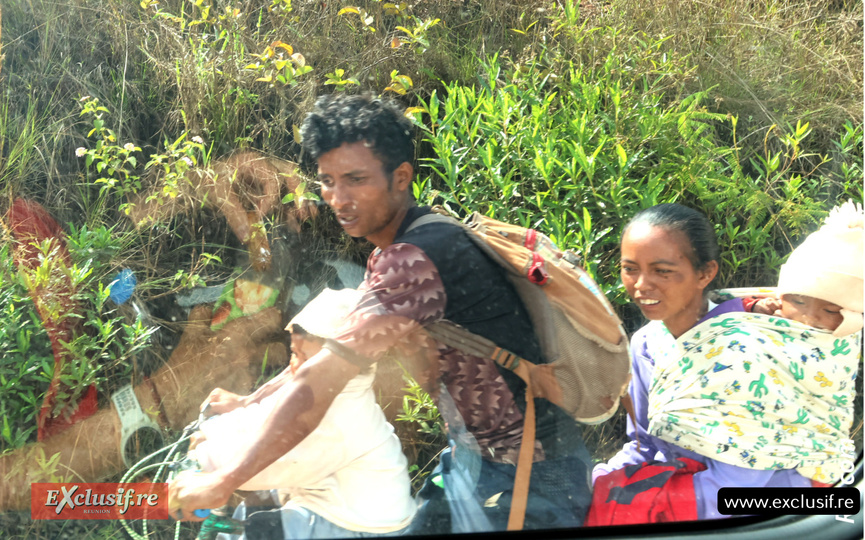 A 4 sur un vélo pour regarder les trailers passer A 4 sur un vélo pour regarder les trailers passer