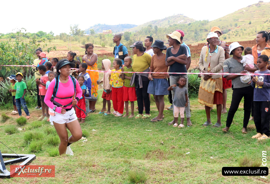 Les villageois encouragent les finishers