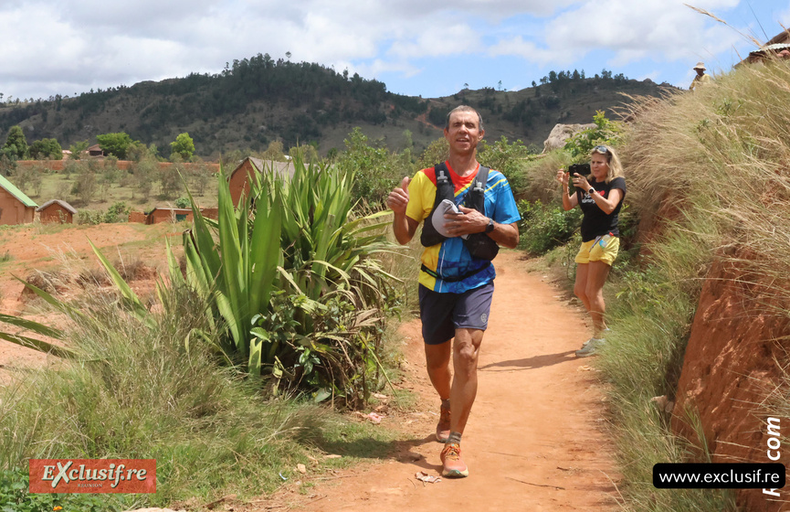 Moins d'un kilomètre avant l'arche d'arrivée Moins d'un kilomètre avant l'arche d'arrivée