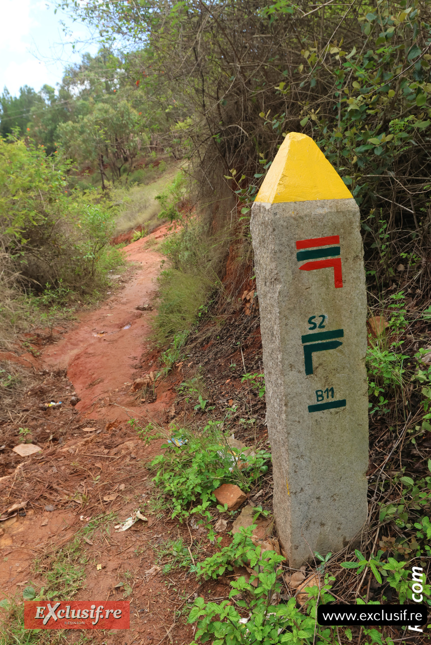 Une des bornes posées le long des sentiers, à la suite des échanges avec des randonneurs avertis de La Réunion , du Comité départemenl et de Passion Rando Réunion