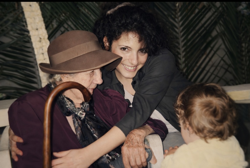 En 2001, Titine fêtait ses 100 ans, ici avec Julie Boyer et son fils William, aujourd'hui séminariste