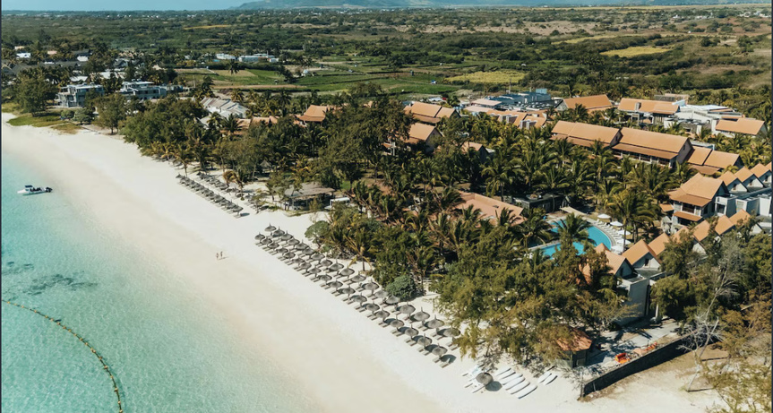 Vue aérienne du Crystals Beach Resort Belle Mare avec sa magnifique plage...