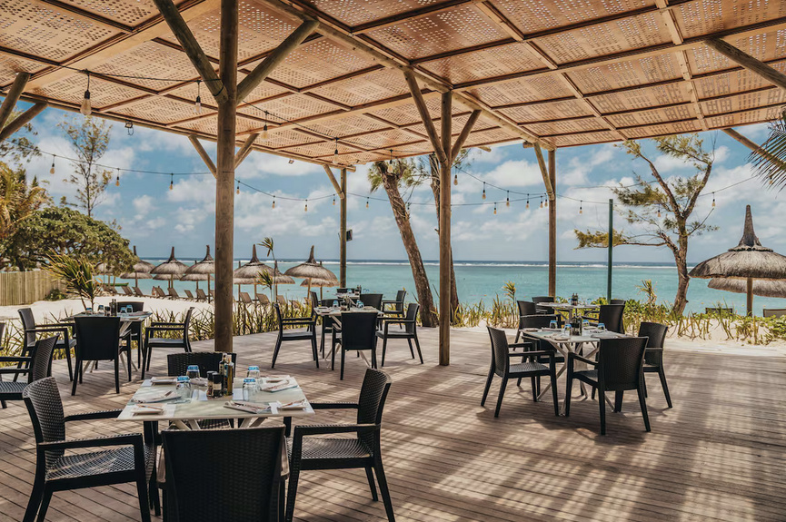 Le restaurant près de la piscine principale avec vue sur mer... Le restaurant près de la piscine principale avec vue sur mer...