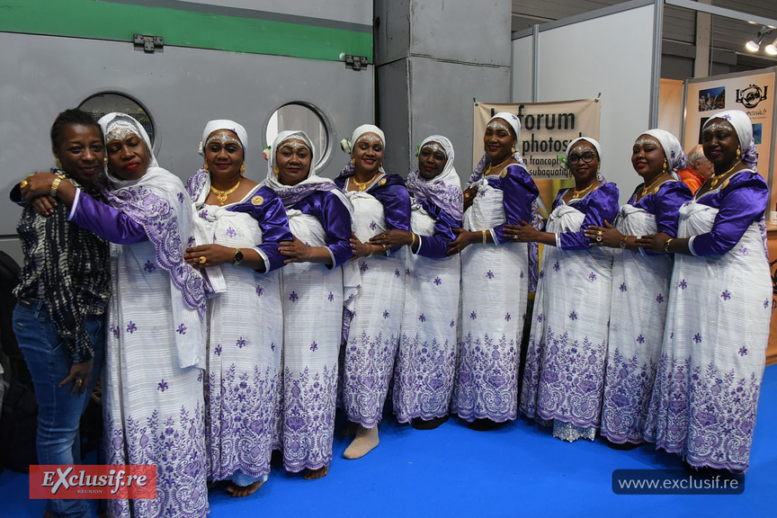 Au stand de Mayotte, Biby Malidi, responsable à Paris du tourisme de Mayotte, est choyée par l’une des danseuses du groupe "Madarassati Madnia Boueni" Au stand de Mayotte, Biby Malidi, responsable à Paris du tourisme de Mayotte, est choyée par l’une des danseuses du groupe "Madarassati Madnia Boueni"