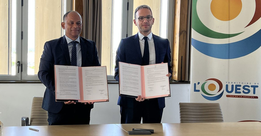Emmanuel Séraphin, président du Terrtoire de l'Ouest, et Julien Dujardin, président du directoire du Grand Port Maritime de La Réunion, lors de la signature de la convention