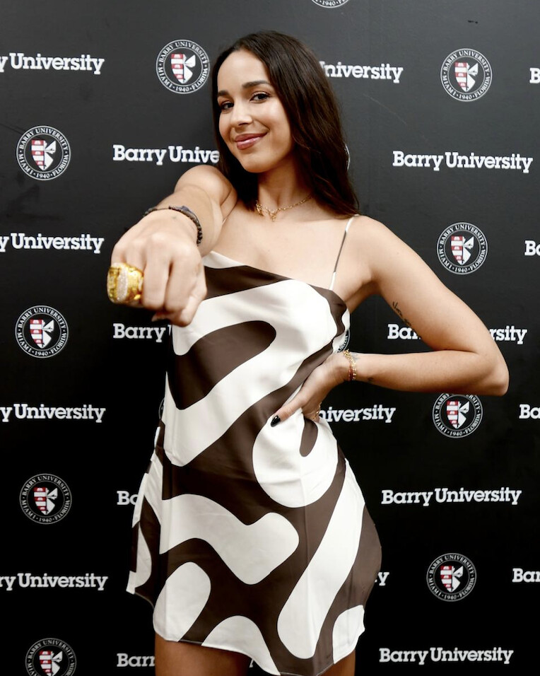 Angela Leweurs arbore l'une des bagues obtenue pour son titre de championne universitaire aux USA...