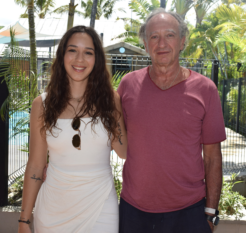 Angela avec son père Denis Leweurs, médecin anésthésiste à Saint-Benoît Angela avec son père Denis Leweurs, médecin anésthésiste à Saint-Benoît