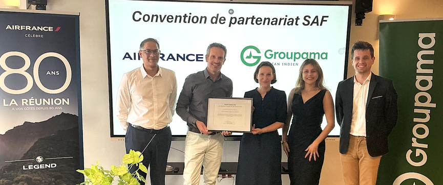 Les dirigeants de Air France Réunion et Groupama Océan Indien lors de la signature du contrat