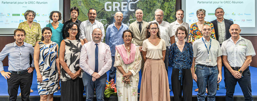 Huguette Bello, présidente de la Région Réunion, entourée des signataires de la convention