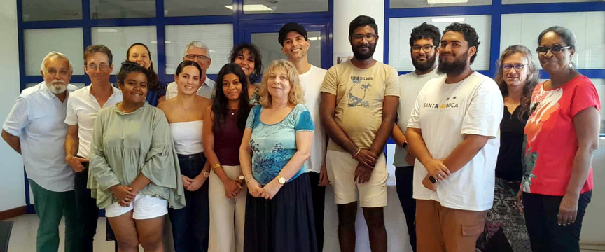 Une partie du jury Étudiant 2025 avec les enseignants et les membres de La Réunion des Livres Une partie du jury Étudiant 2025 avec les enseignants et les membres de La Réunion des Livres