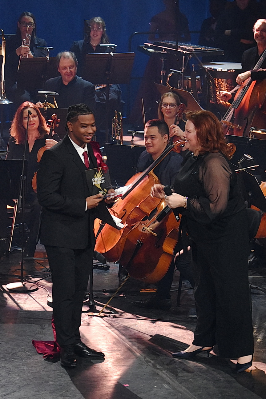 Catégorie plus de 21 ans. Prix du Public, remis par la cantatrice canadienne, Marie-Nicole Lemieux, à Wayne Illidge (Guadeloupe).