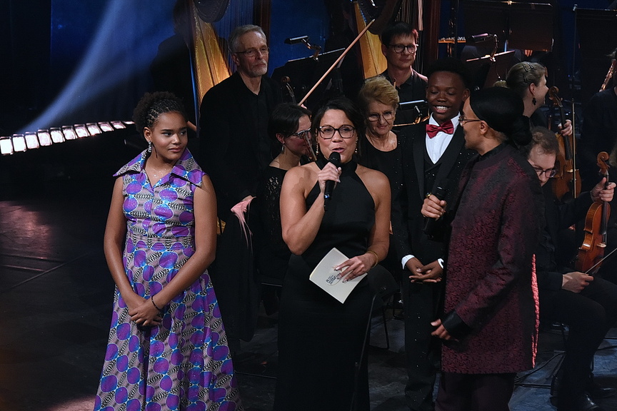 Elykia Tsimba-Vacheret (Mayotte), aux côtés de la présentatrice Karine Baste