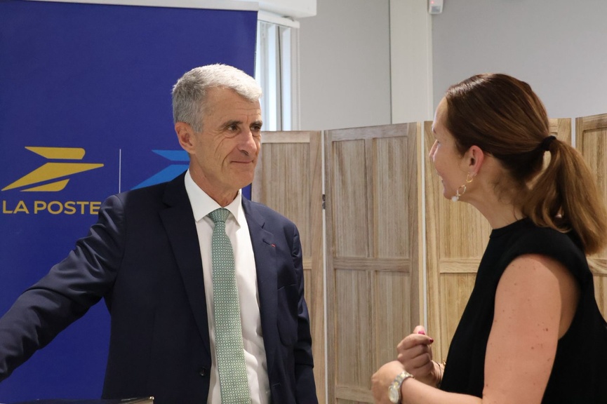 Le préfet Patrice Latron face à Catherine Dahirel, directrice exécutive de La Poste Réunion Le préfet Patrice Latron face à Catherine Dahirel, directrice exécutive de La Poste Réunion